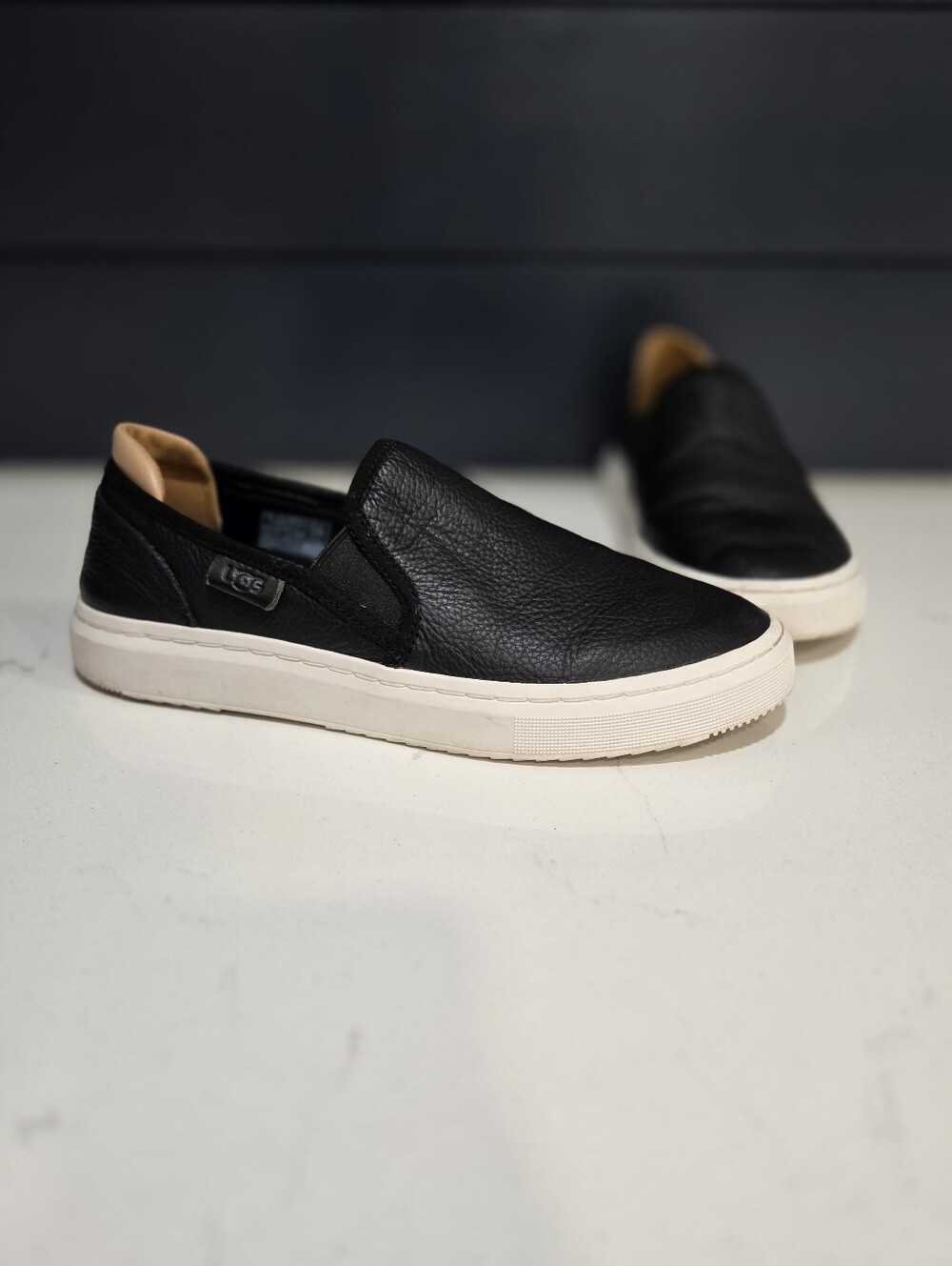Ugg Alameda Slip On Black  Pebbled Leather Sneaker Size 8